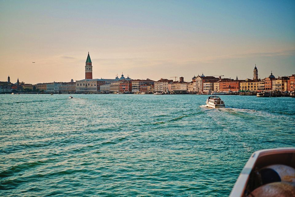 Tour in barca a Venezia durante la Biennale d’Arte 2024