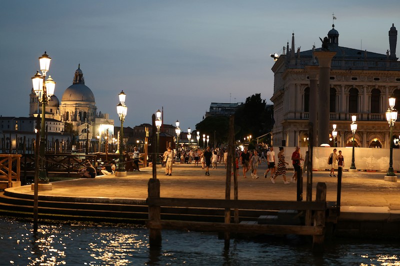 Venice in Celebration: Holiday Events, Concerts, and Island Wonders – Discover It All by Boat